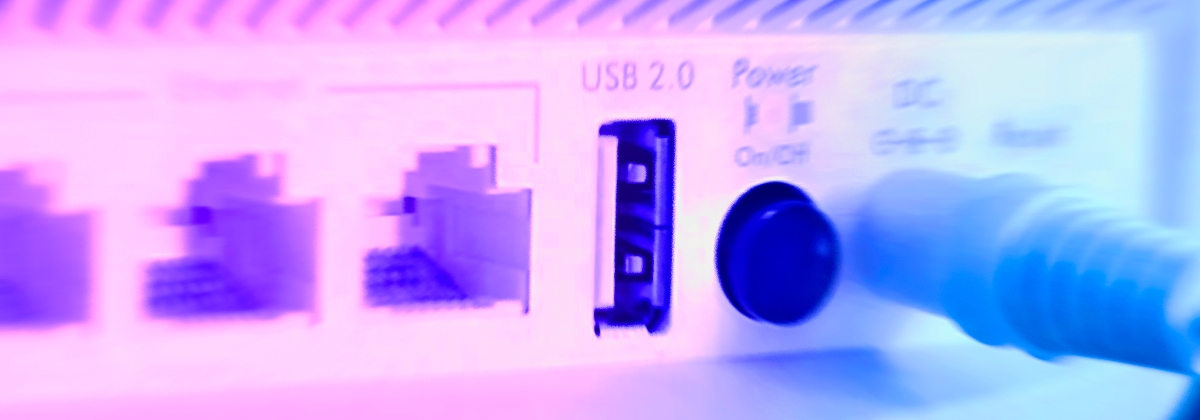 ¿Para qué sirve el puerto USB que se encuentra detrás del router?
